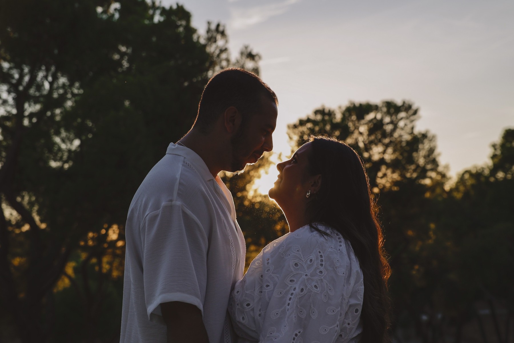 Héctor y Patricia durante la sesión de preboda al atardecer