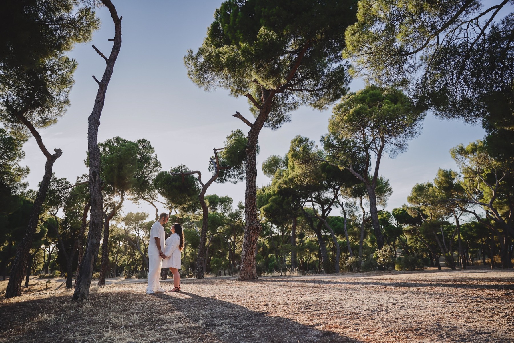 Héctor y Patricia en el bosque durante la sesión de preboda