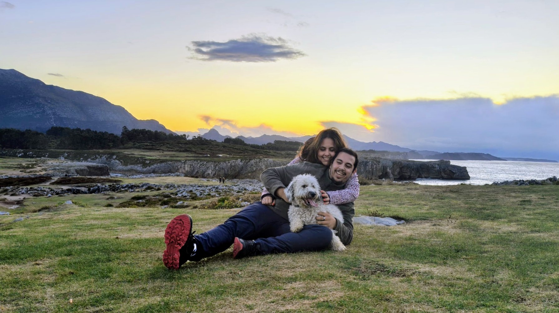 Héctor y Patricia con su perro al atardecer junto al mar